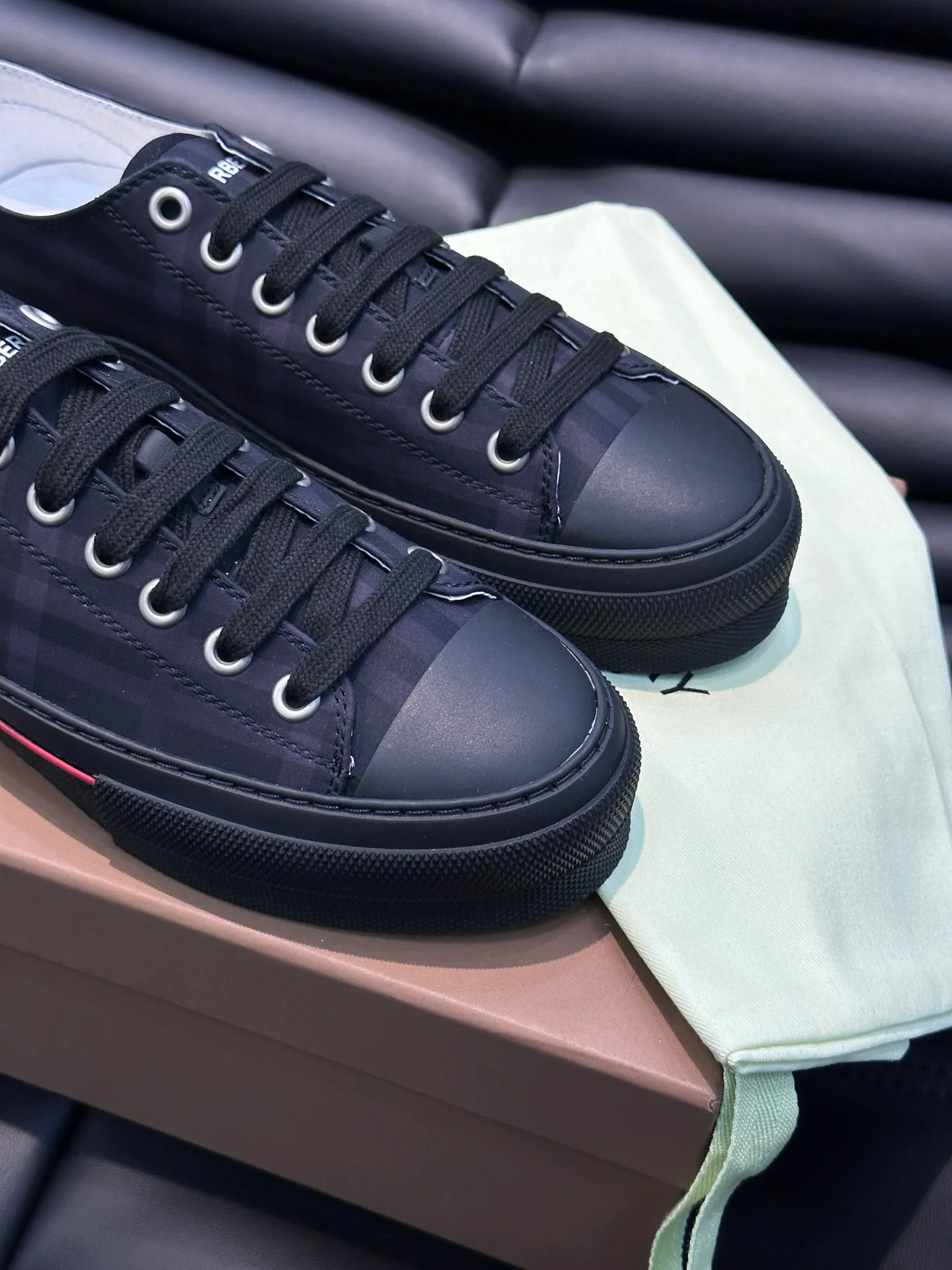 Men's shoes 💰p380 "BURBERR*" men's classic low-top sneakers, reinterpreted with Vintage retro plaid cotton material and decorated with a new brand logo. First-layer sheepskin lining, embossed Burberry lettering logo on the heel, T men's shoes 💰pU original outsole! Size: 38-44 (45 customized)